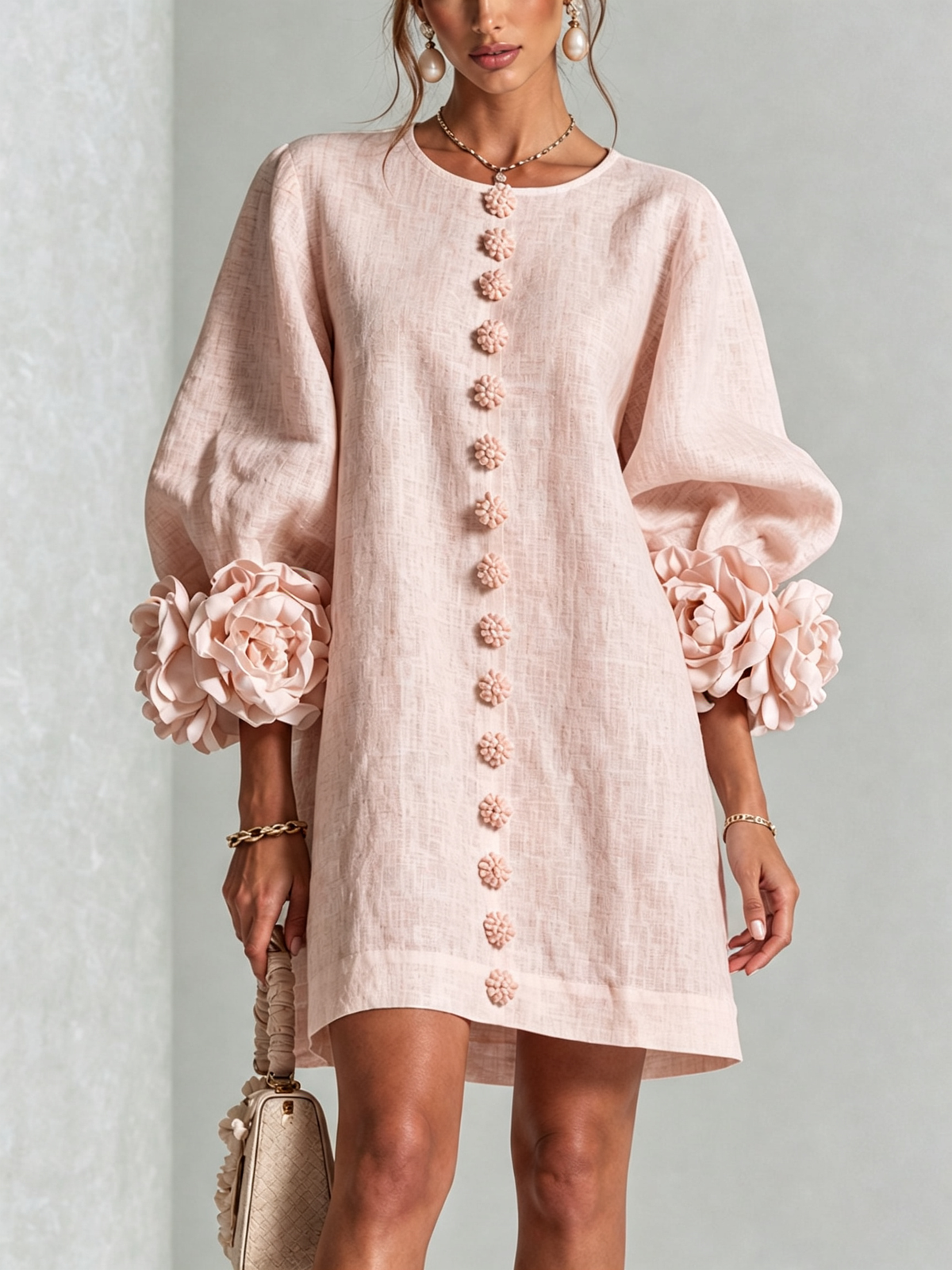 Kiera · Vestido corto rosa con puños florales, vista frontal