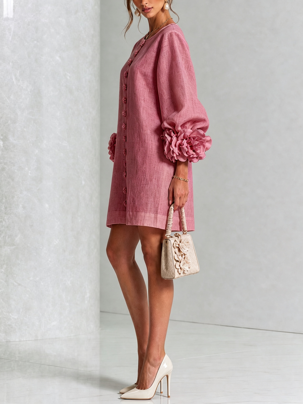Kiera · Vestido corto rosa viejo con puños florales, de lado