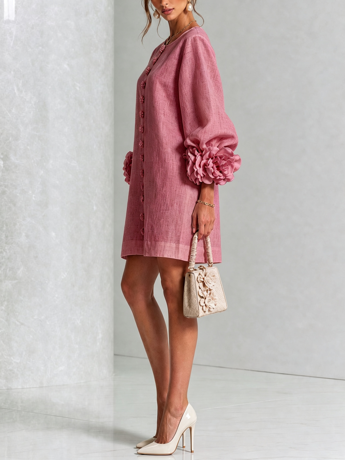 Kiera · Vestido corto rosa viejo con puños florales, de lado