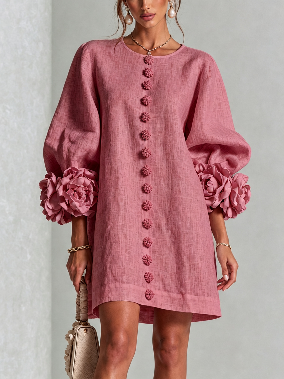 Kiera · Vestido corto rosa viejo con puños florales, vista frontal