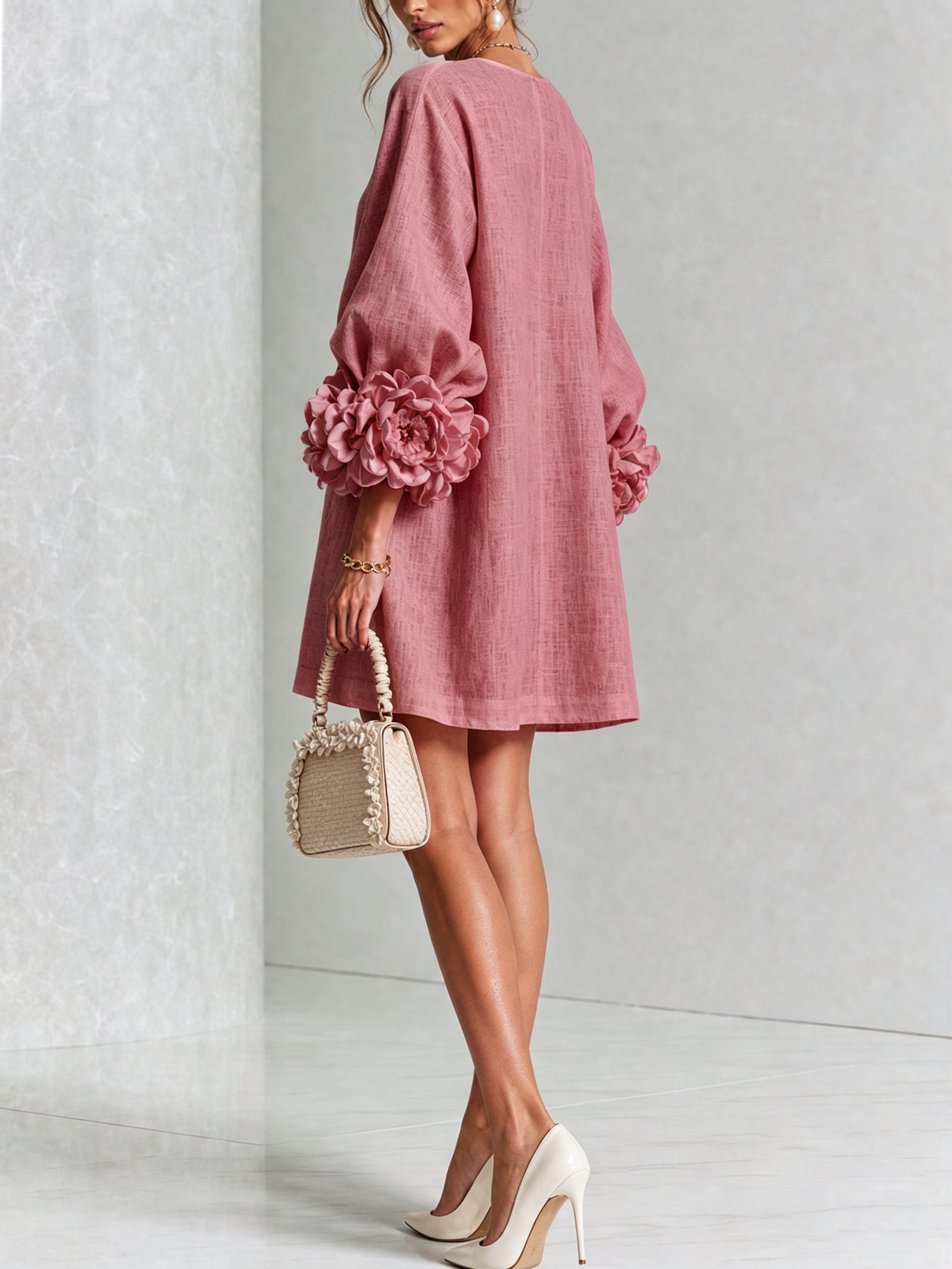 Kiera · Vestido corto rosa viejo con puños florales, de lado
