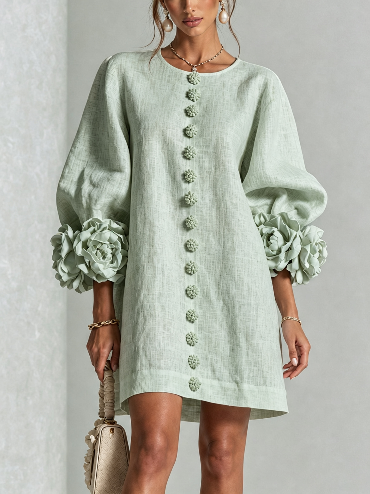 Kiera · Vestido corto verde salvia con puños florales, vista frontal