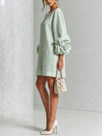 Kiera · Vestido corto verde salvia con puños florales, de lado