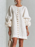 Kiera · Vestido corto blanco con puños florales, vista frontal