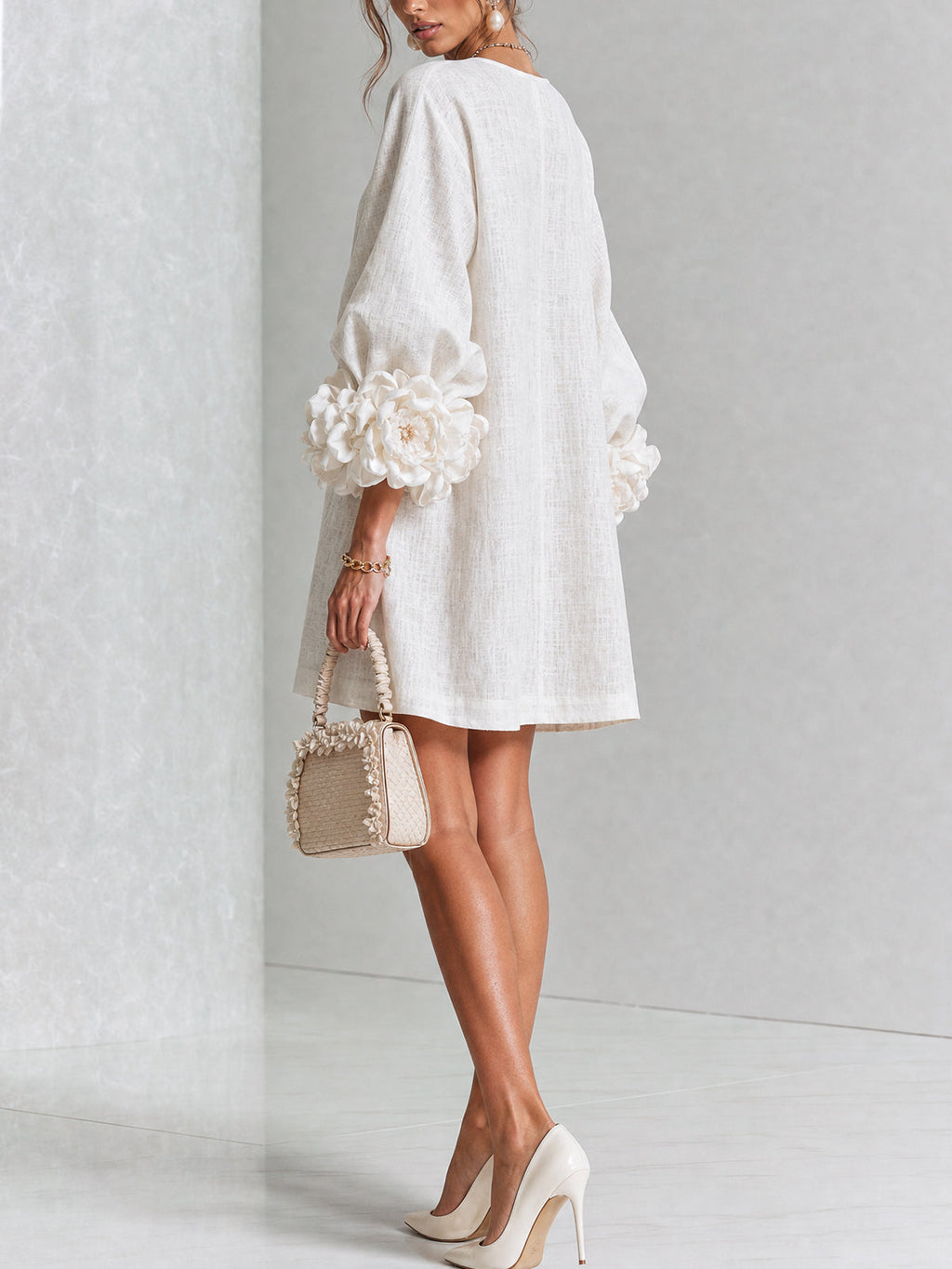 Kiera · Vestido corto blanco con puños florales, de lado