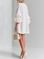 Kiera · Vestido corto blanco con puños florales, de lado
