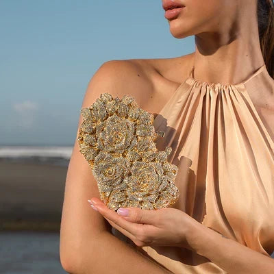 Luna Spark · Clutch con strass y nudo decorativo