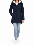 Modelo con la parka de invierno con capucha Clara en azul marino, fondo blanco