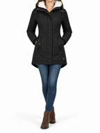 Modelo con la parka de invierno con capucha Clara en negro, fondo blanco