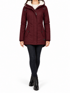 Modelo con la parka de invierno con capucha Clara en rojo burdeos, fondo blanco