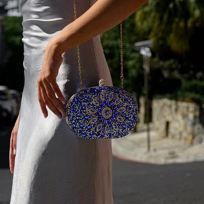 Celeste · Clutch con strass y detalle de nudo