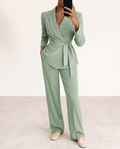 Anastacia · Traje de chaqueta con blazer de anudar