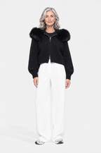 Martina, chaqueta de punto con capucha de piel en color negro, vista frontal