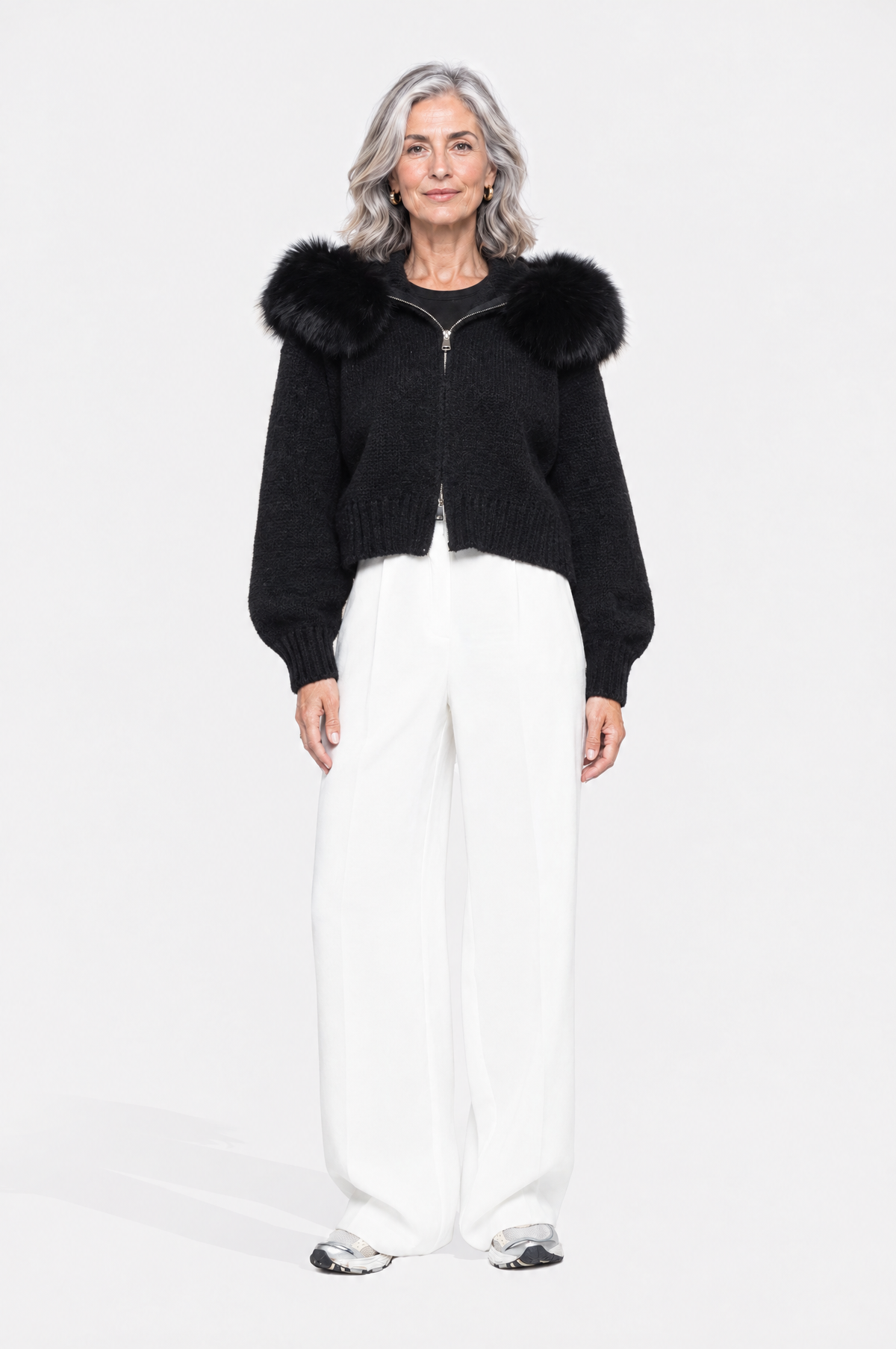 Martina, chaqueta de punto con capucha de piel en color negro, vista frontal