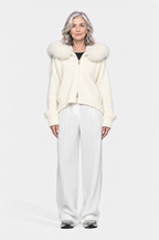 Martina, chaqueta de punto con capucha de piel en color crema, vista frontal