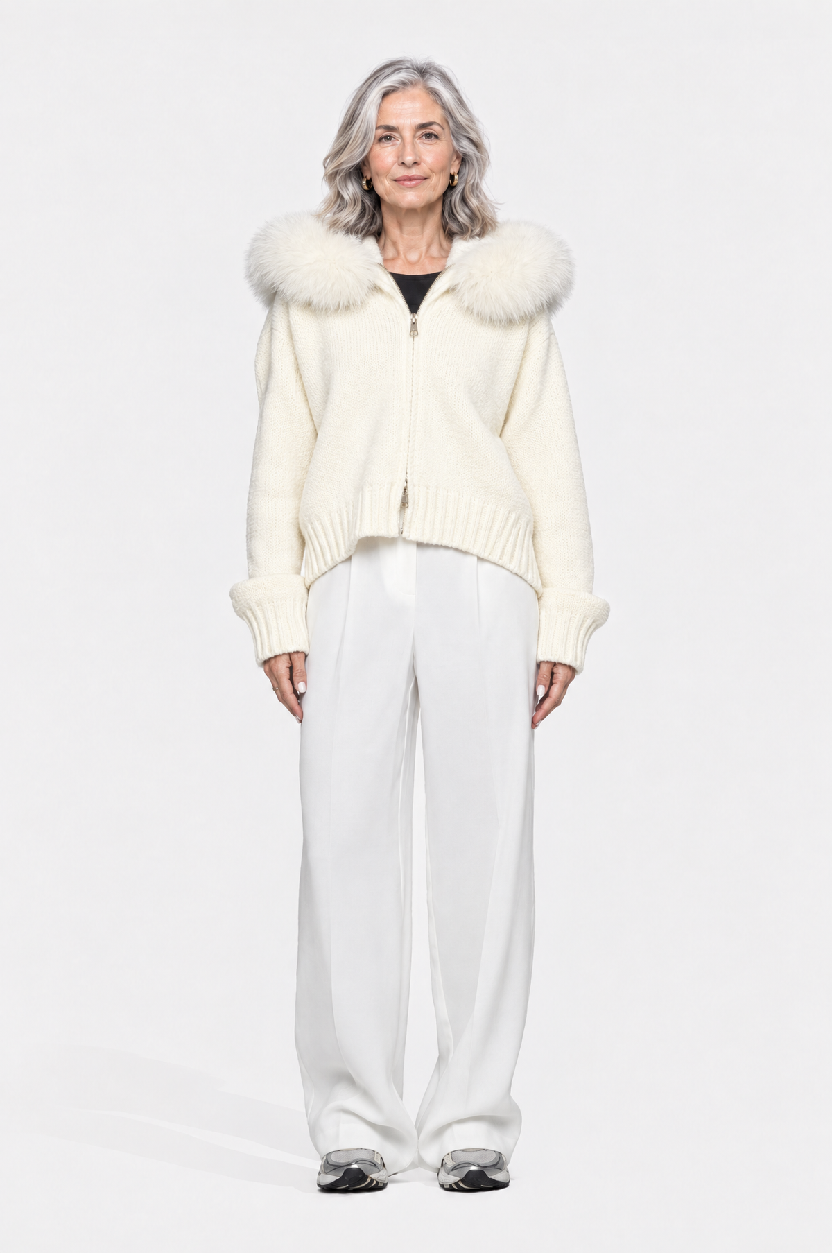 Martina, chaqueta de punto con capucha de piel en color crema, vista frontal