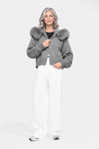 Martina, chaqueta de punto con capucha de piel en color gris, vista frontal
