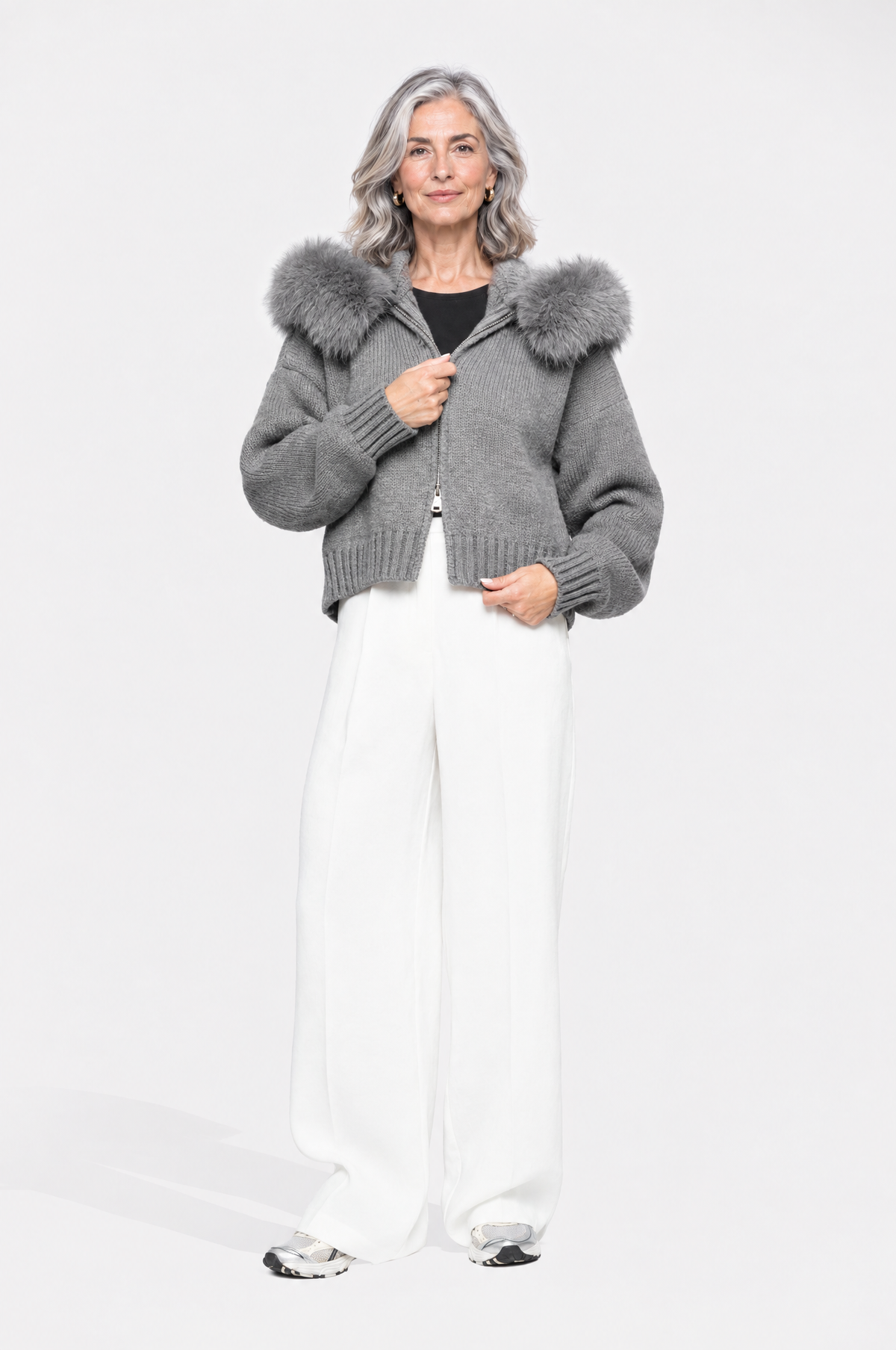 Martina, chaqueta de punto con capucha de piel en color gris, vista frontal
