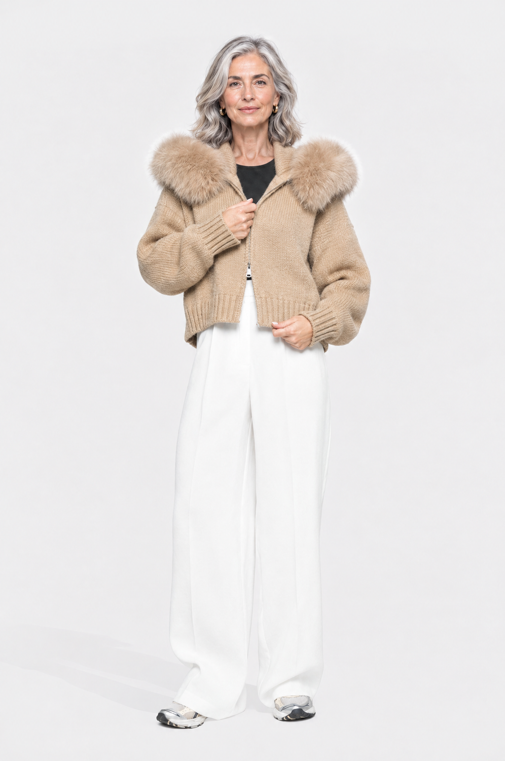 Martina, chaqueta de punto con capucha de piel en color camel, vista frontal