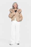 Martina, chaqueta de punto con capucha de piel en color camel, vista frontal