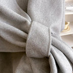 Poncho chal largo Mila en gris claro, detalle de la trabilla delantera