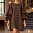 Kiera · Vestido corto marrón con puños florales