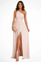 Elara · Vestido largo drapeado de un solo hombro