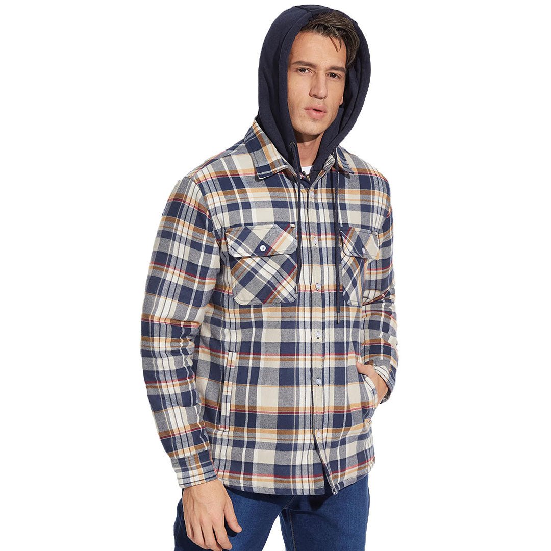 Hombre con la chaqueta Marcos en beige y azul marino con la capucha puesta
