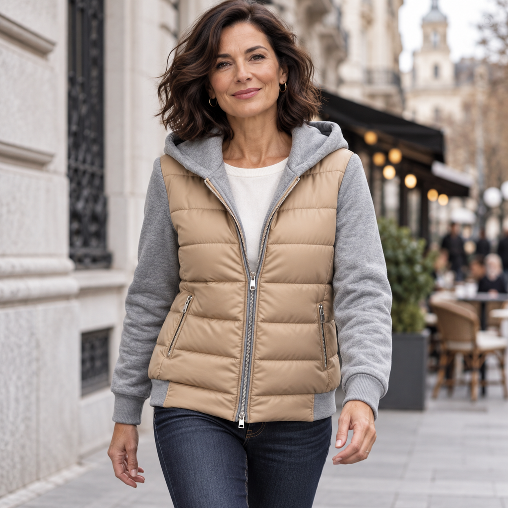 Noelia · Chaqueta acolchada beige con mangas y capucha de punto grises, look en la calle con vaqueros