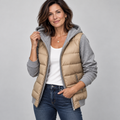 Noelia · Chaqueta acolchada beige con mangas y capucha de punto grises, fondo gris
