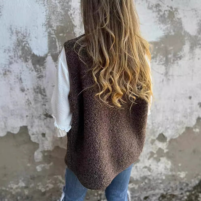 Triana · Chaleco corto de punto suave con botones