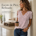 Camiseta rosa con escote de pico festoneado