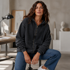 Mujer sentada con la chaqueta vaquera Nerea en negro