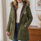 Lena · Parka con capucha y ribete de pelo en verde militar