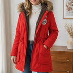 Lena · Parka con capucha y ribete de pelo en rojo